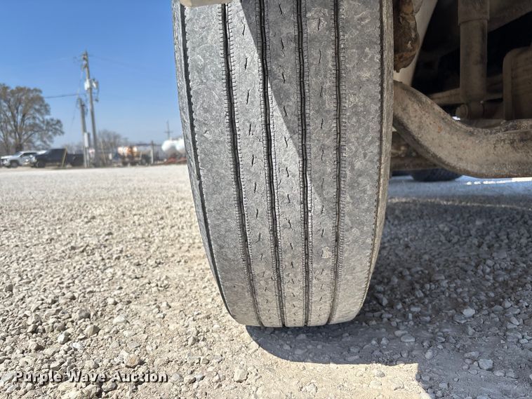 image for item FB3299 1998 International 9200 semi truck