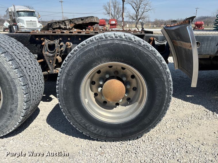 image for item FB3299 1998 International 9200 semi truck