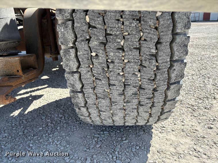 image for item FB3299 1998 International 9200 semi truck