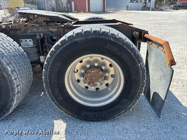 image for item FB3299 1998 International 9200 semi truck