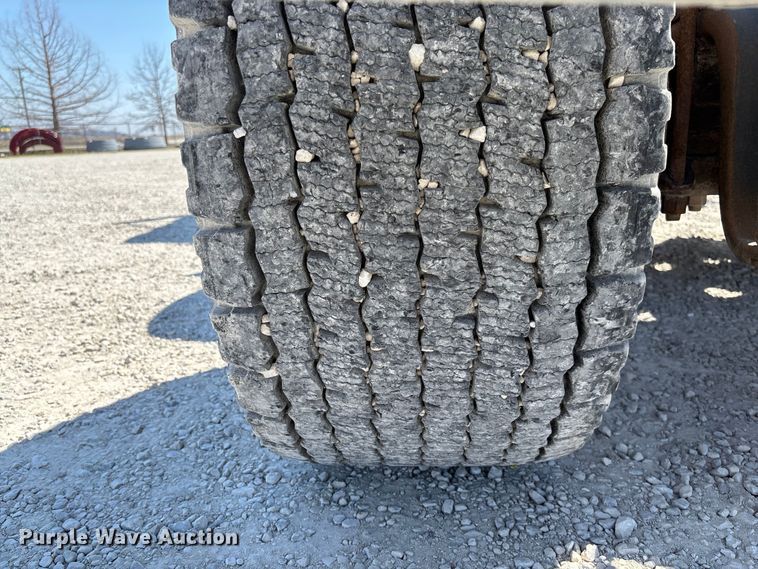 image for item FB3299 1998 International 9200 semi truck