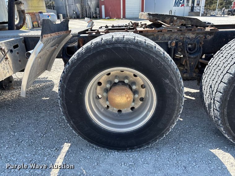 image for item FB3299 1998 International 9200 semi truck