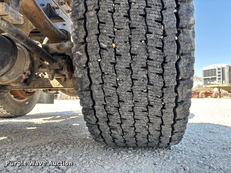 image for item FB3299 1998 International 9200 semi truck