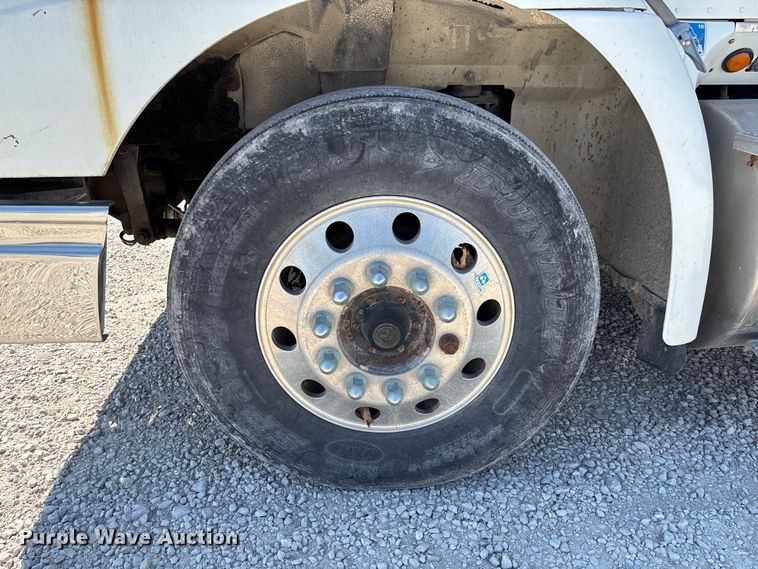 image for item FB3299 1998 International 9200 semi truck