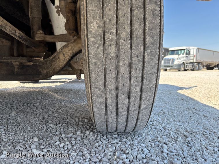 image for item FB3299 1998 International 9200 semi truck