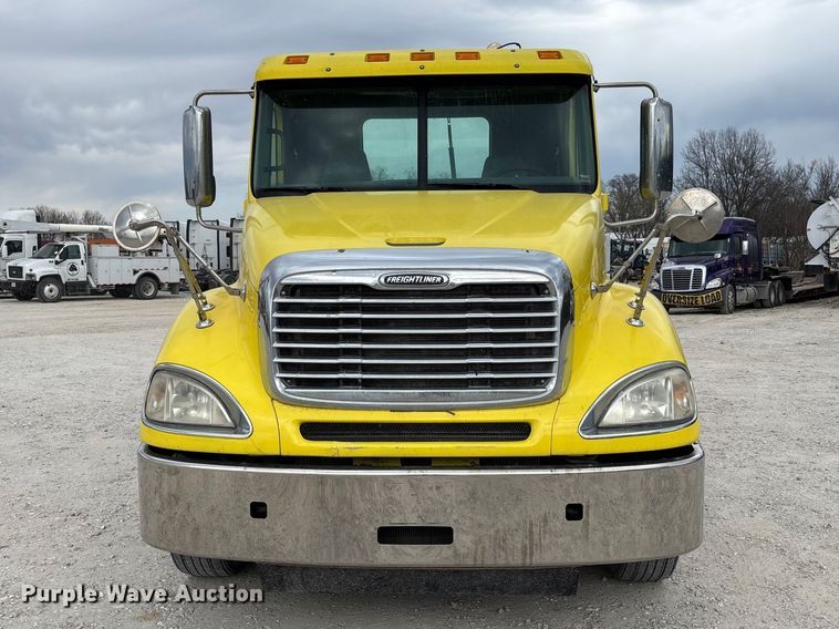 image for item FB3305 2010 Freightliner Columbia 120 semi truck
