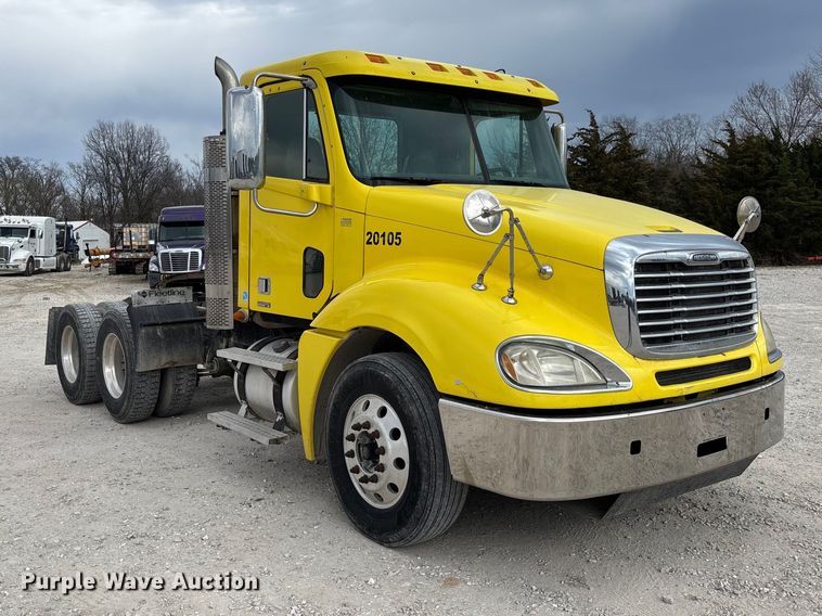 image for item FB3305 2010 Freightliner Columbia 120 semi truck