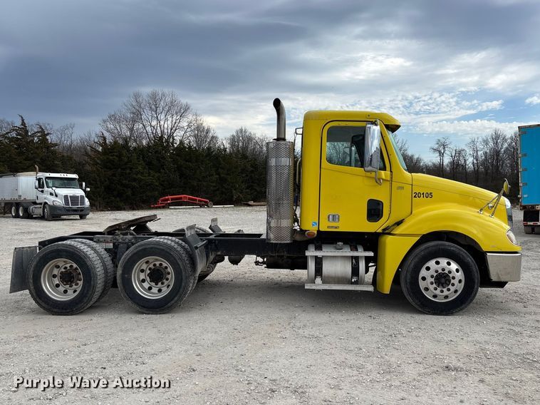 image for item FB3305 2010 Freightliner Columbia 120 semi truck