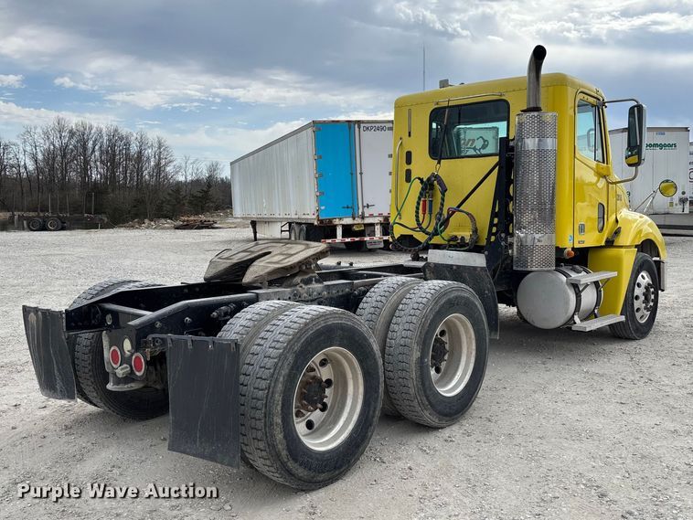 image for item FB3305 2010 Freightliner Columbia 120 semi truck