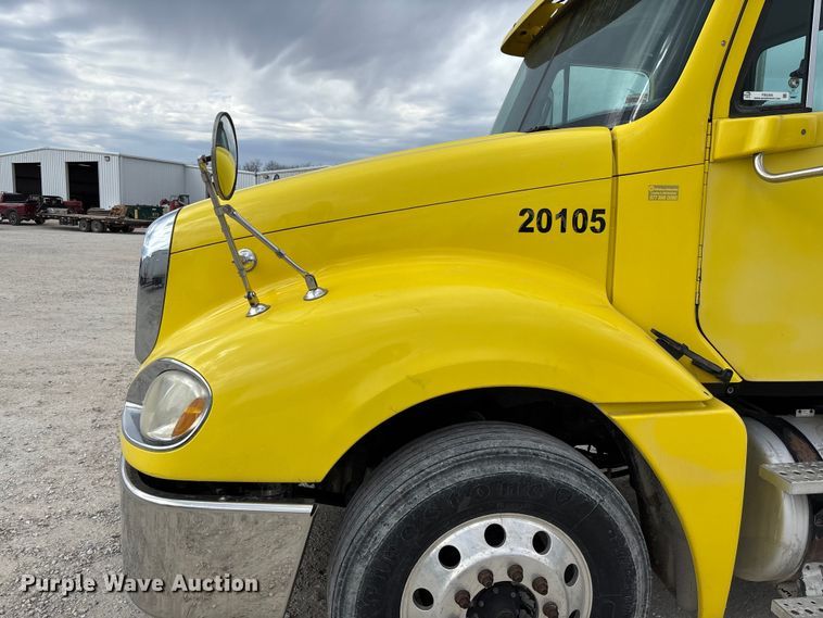 image for item FB3305 2010 Freightliner Columbia 120 semi truck