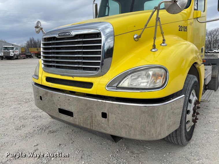 image for item FB3305 2010 Freightliner Columbia 120 semi truck