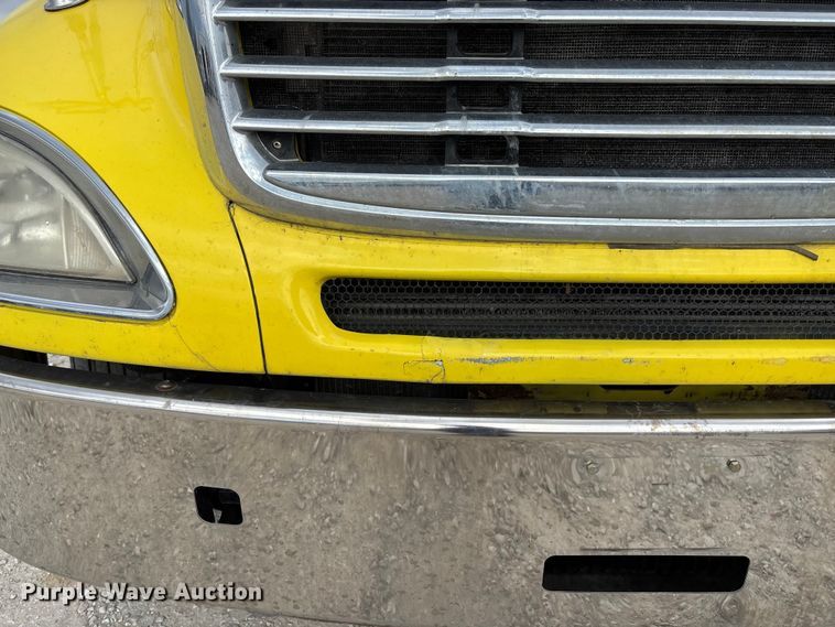 image for item FB3305 2010 Freightliner Columbia 120 semi truck