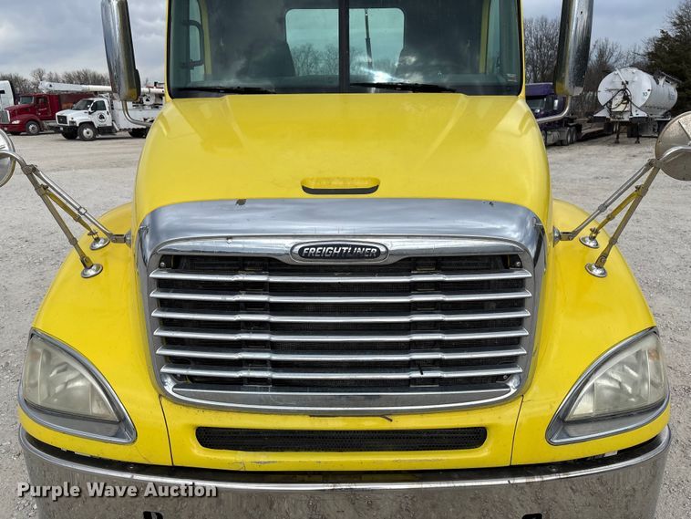 image for item FB3305 2010 Freightliner Columbia 120 semi truck