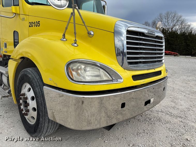 image for item FB3305 2010 Freightliner Columbia 120 semi truck