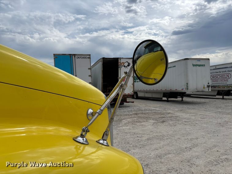 image for item FB3305 2010 Freightliner Columbia 120 semi truck