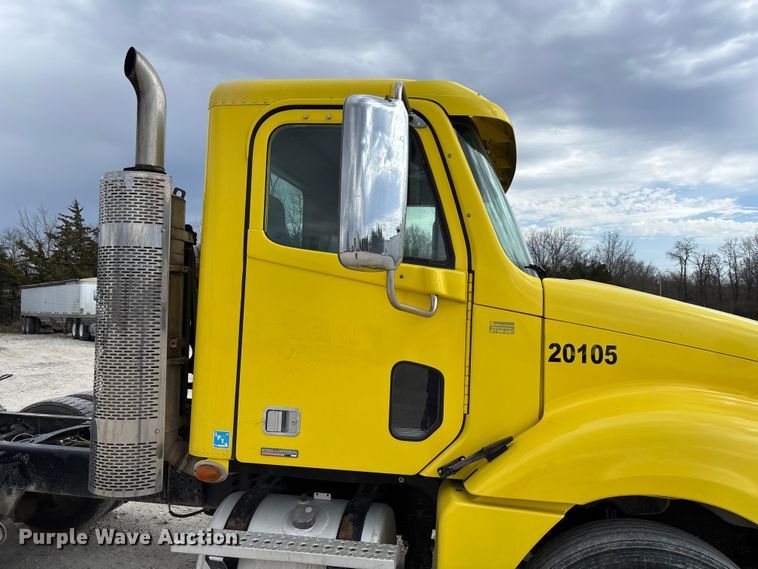 image for item FB3305 2010 Freightliner Columbia 120 semi truck
