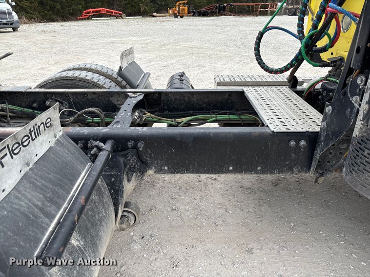 image for item FB3305 2010 Freightliner Columbia 120 semi truck