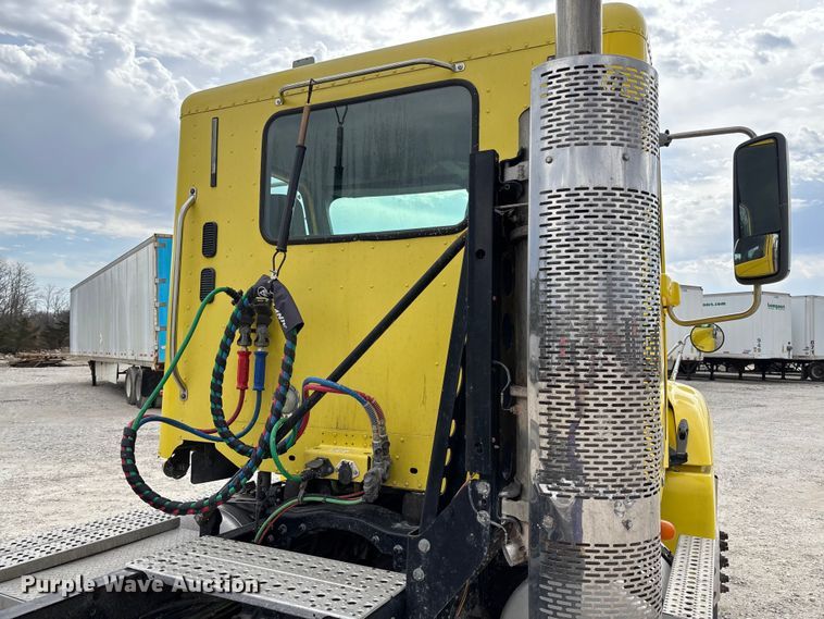 image for item FB3305 2010 Freightliner Columbia 120 semi truck