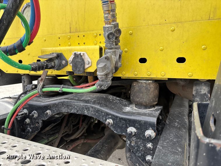 image for item FB3305 2010 Freightliner Columbia 120 semi truck