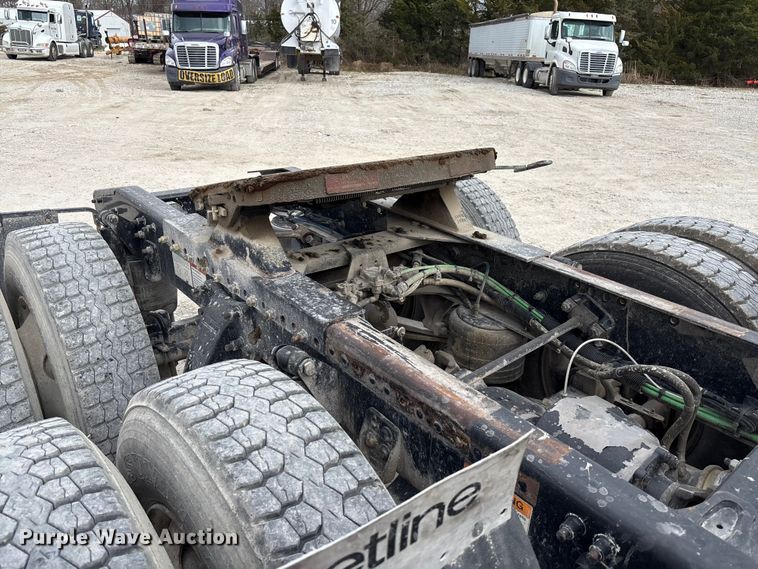 image for item FB3305 2010 Freightliner Columbia 120 semi truck