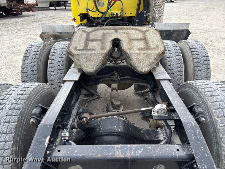 image for item FB3305 2010 Freightliner Columbia 120 semi truck