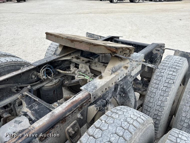 image for item FB3305 2010 Freightliner Columbia 120 semi truck