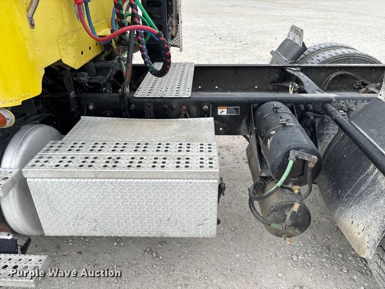 image for item FB3305 2010 Freightliner Columbia 120 semi truck