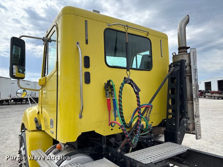 image for item FB3305 2010 Freightliner Columbia 120 semi truck