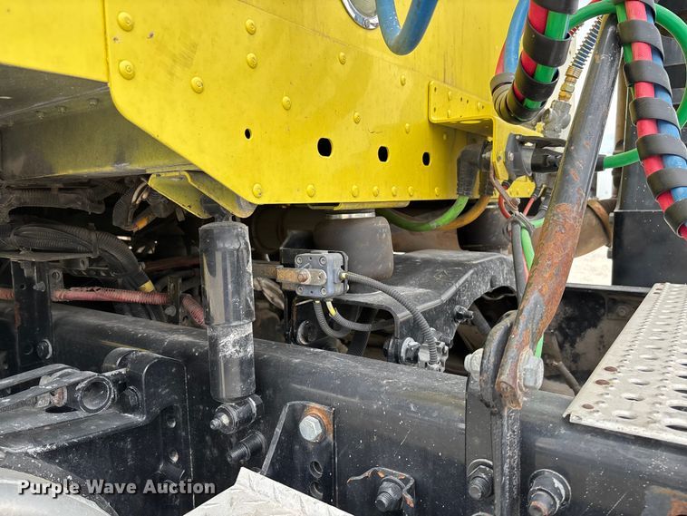 image for item FB3305 2010 Freightliner Columbia 120 semi truck