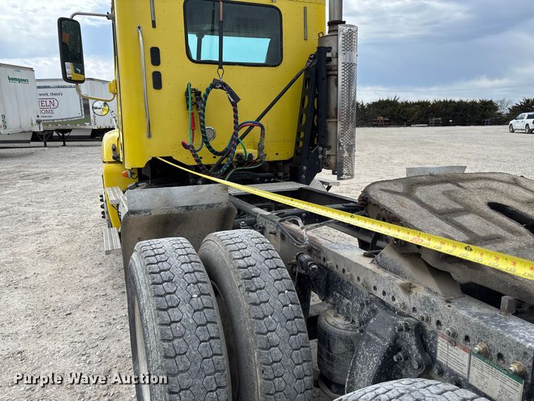 image for item FB3305 2010 Freightliner Columbia 120 semi truck