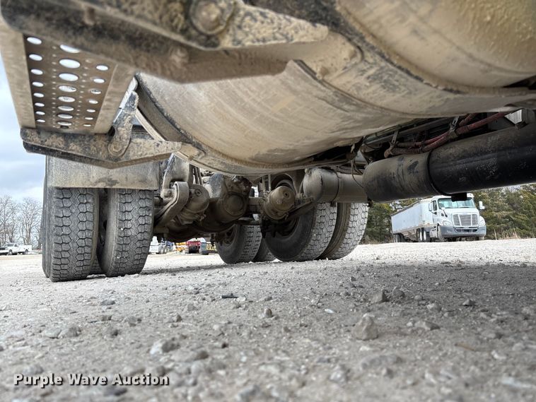 image for item FB3305 2010 Freightliner Columbia 120 semi truck