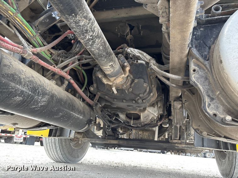 image for item FB3305 2010 Freightliner Columbia 120 semi truck