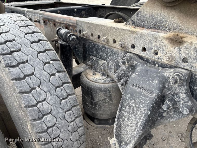 image for item FB3305 2010 Freightliner Columbia 120 semi truck