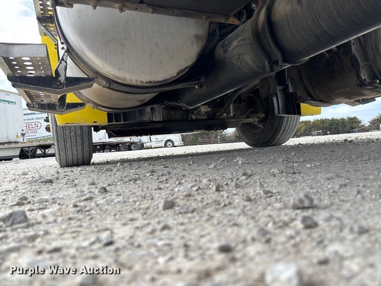 image for item FB3305 2010 Freightliner Columbia 120 semi truck