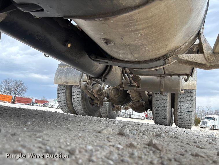 image for item FB3305 2010 Freightliner Columbia 120 semi truck