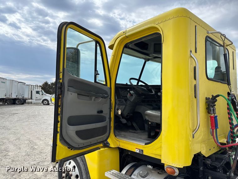 image for item FB3305 2010 Freightliner Columbia 120 semi truck