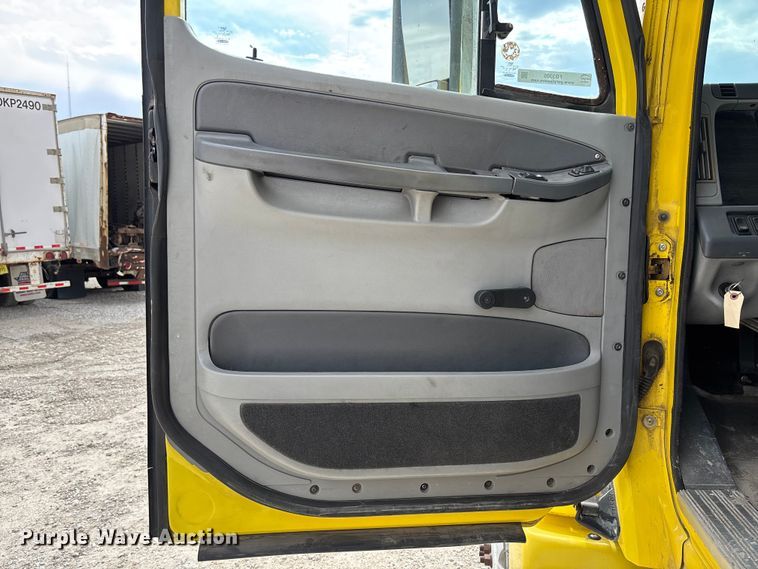 image for item FB3305 2010 Freightliner Columbia 120 semi truck