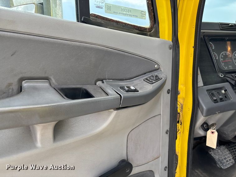 image for item FB3305 2010 Freightliner Columbia 120 semi truck