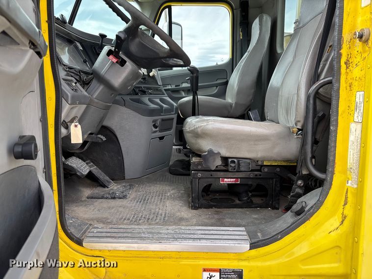 image for item FB3305 2010 Freightliner Columbia 120 semi truck