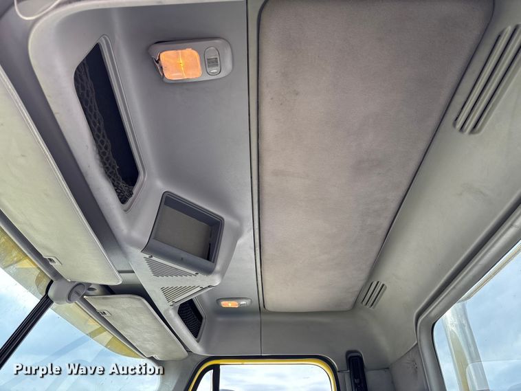 image for item FB3305 2010 Freightliner Columbia 120 semi truck