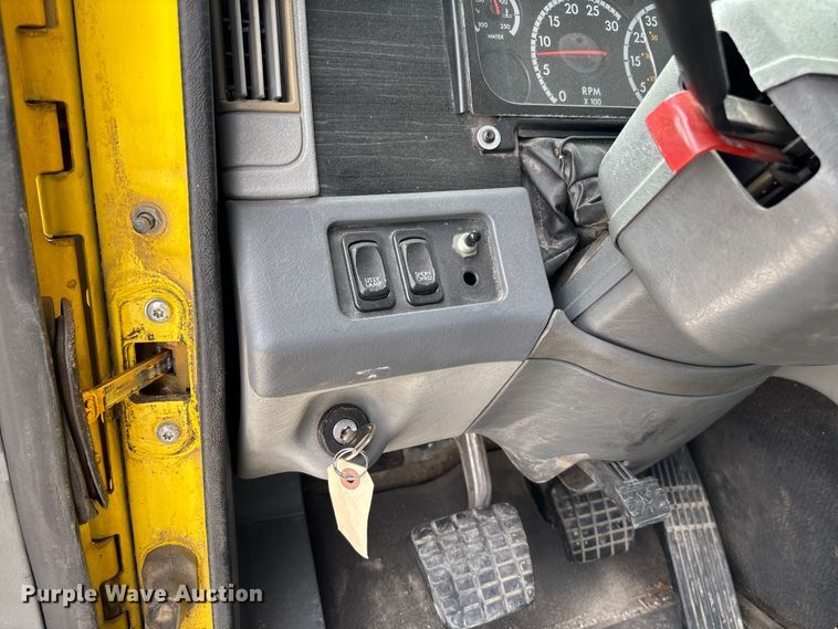 image for item FB3305 2010 Freightliner Columbia 120 semi truck