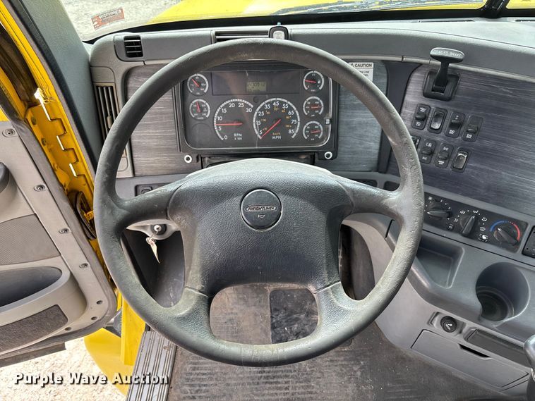 image for item FB3305 2010 Freightliner Columbia 120 semi truck