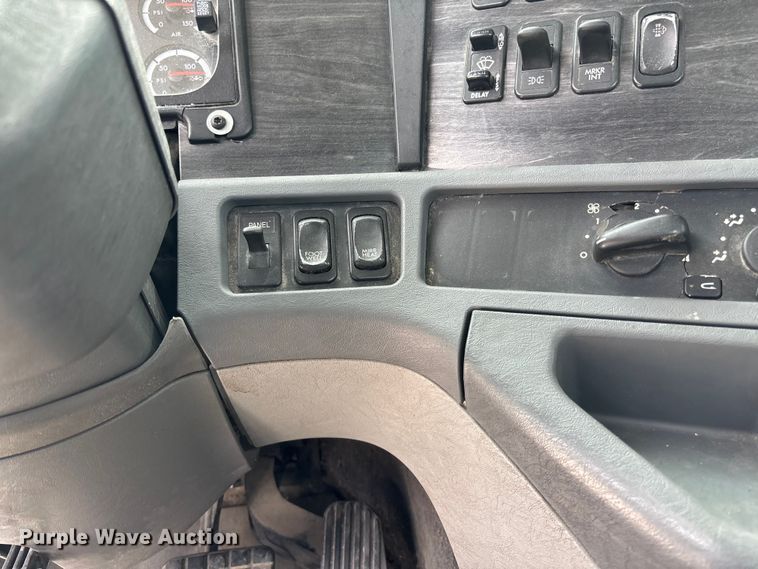 image for item FB3305 2010 Freightliner Columbia 120 semi truck