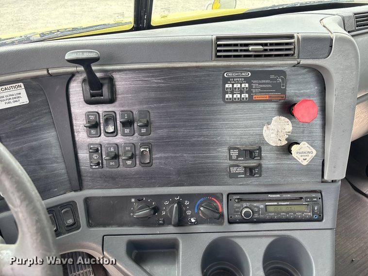 image for item FB3305 2010 Freightliner Columbia 120 semi truck
