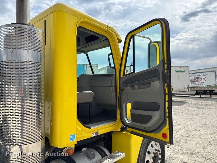 image for item FB3305 2010 Freightliner Columbia 120 semi truck