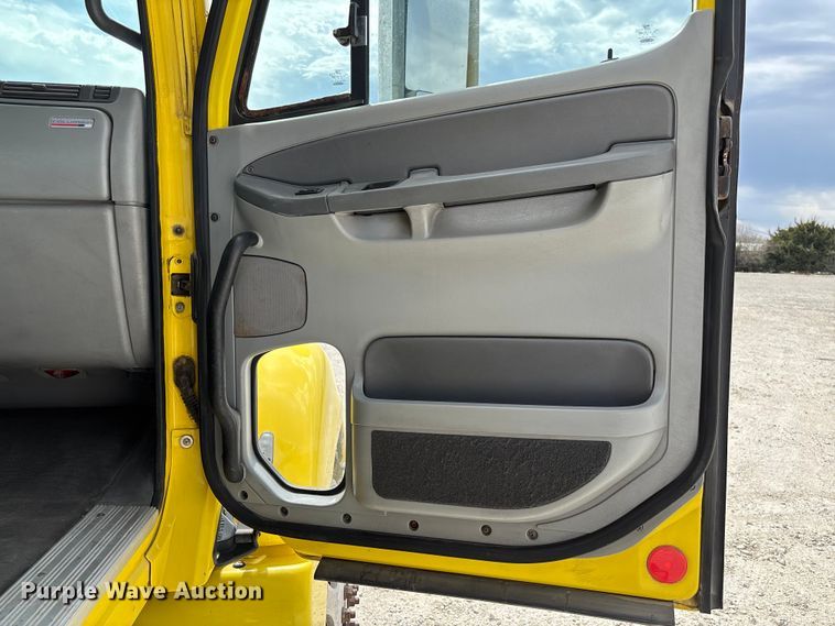 image for item FB3305 2010 Freightliner Columbia 120 semi truck