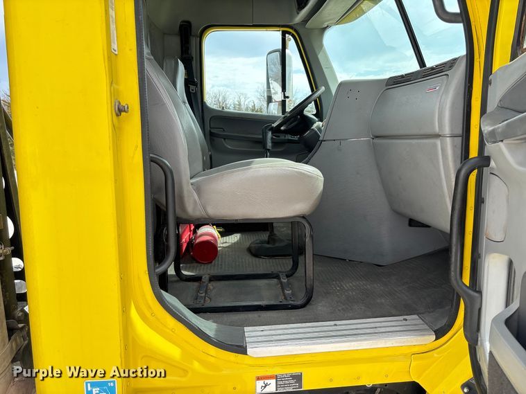 image for item FB3305 2010 Freightliner Columbia 120 semi truck