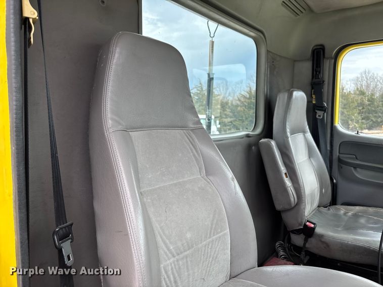 image for item FB3305 2010 Freightliner Columbia 120 semi truck