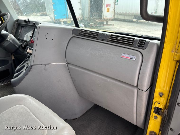 image for item FB3305 2010 Freightliner Columbia 120 semi truck