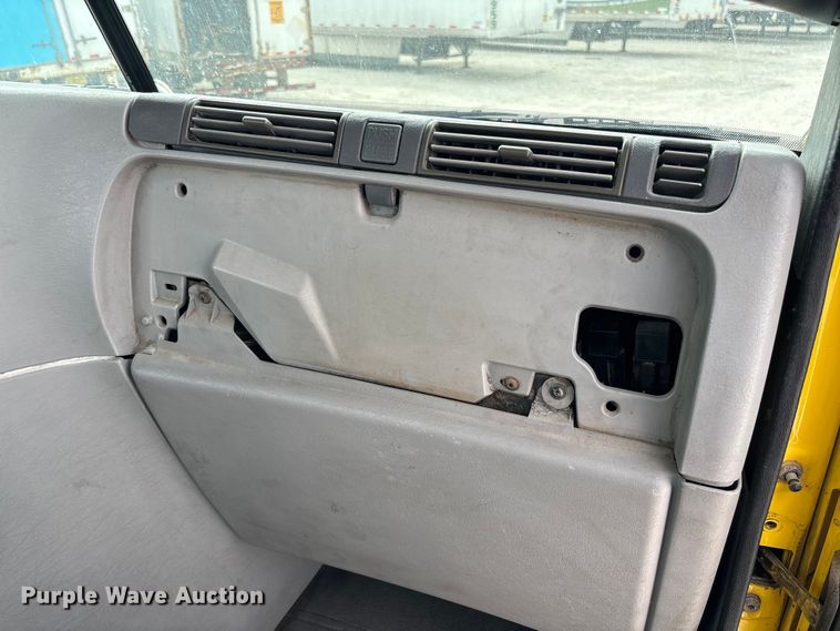 image for item FB3305 2010 Freightliner Columbia 120 semi truck